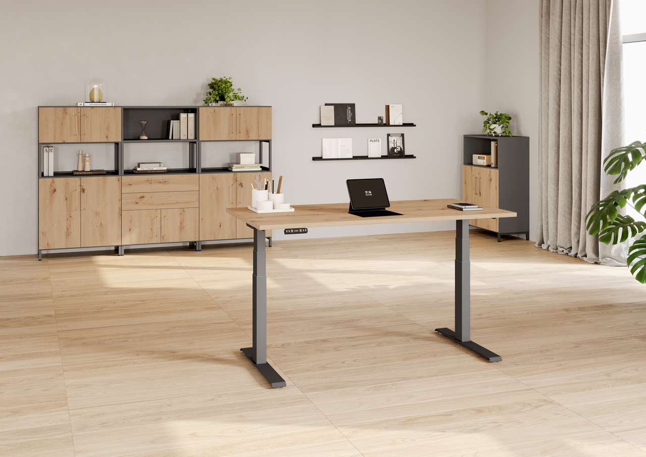 Elektrisch höhenverstellbarer Schreibtisch in Eiche mit dunklem Gestell und Stauraumwand