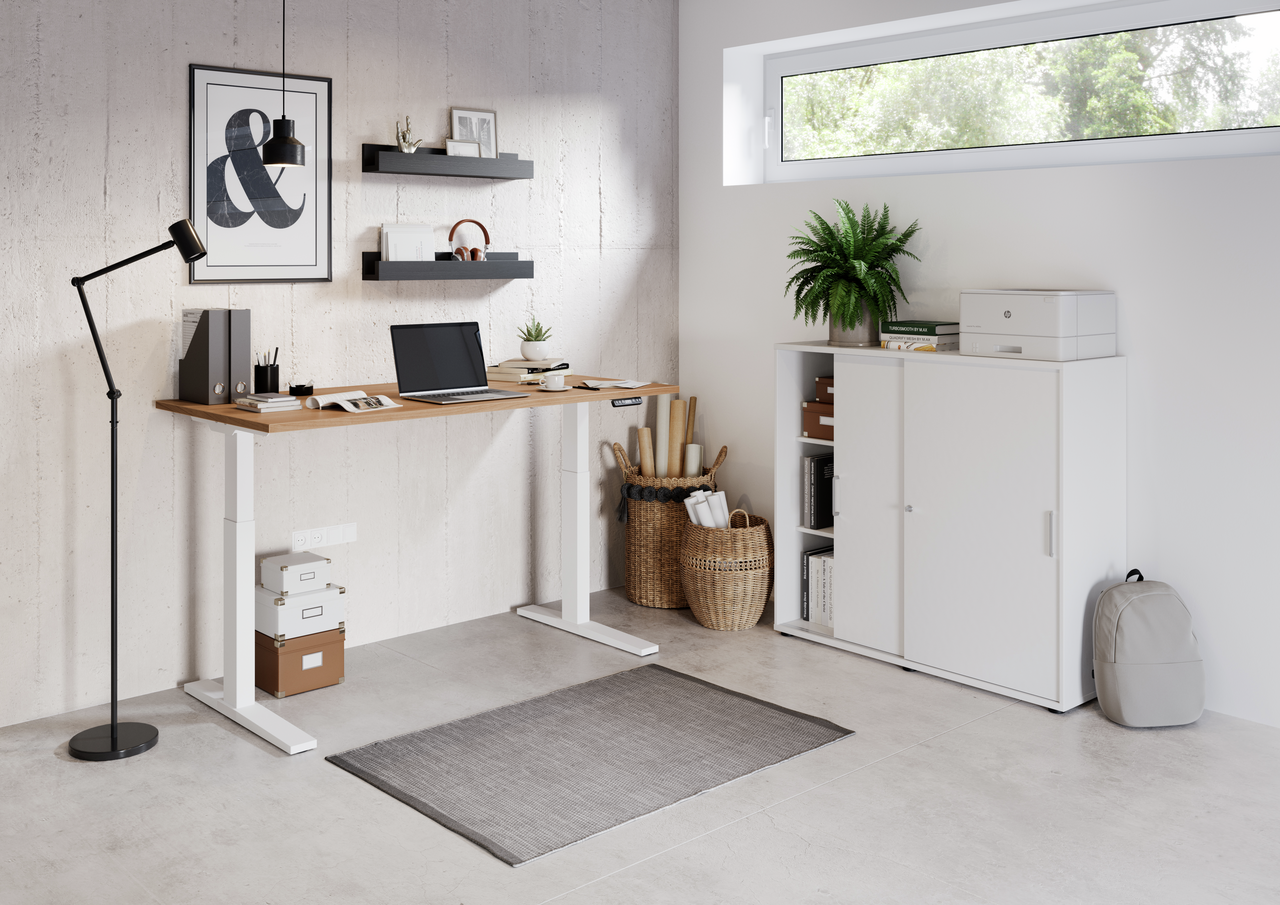 Schlichter Homeoffice-Schreibtisch mit Holzplatte