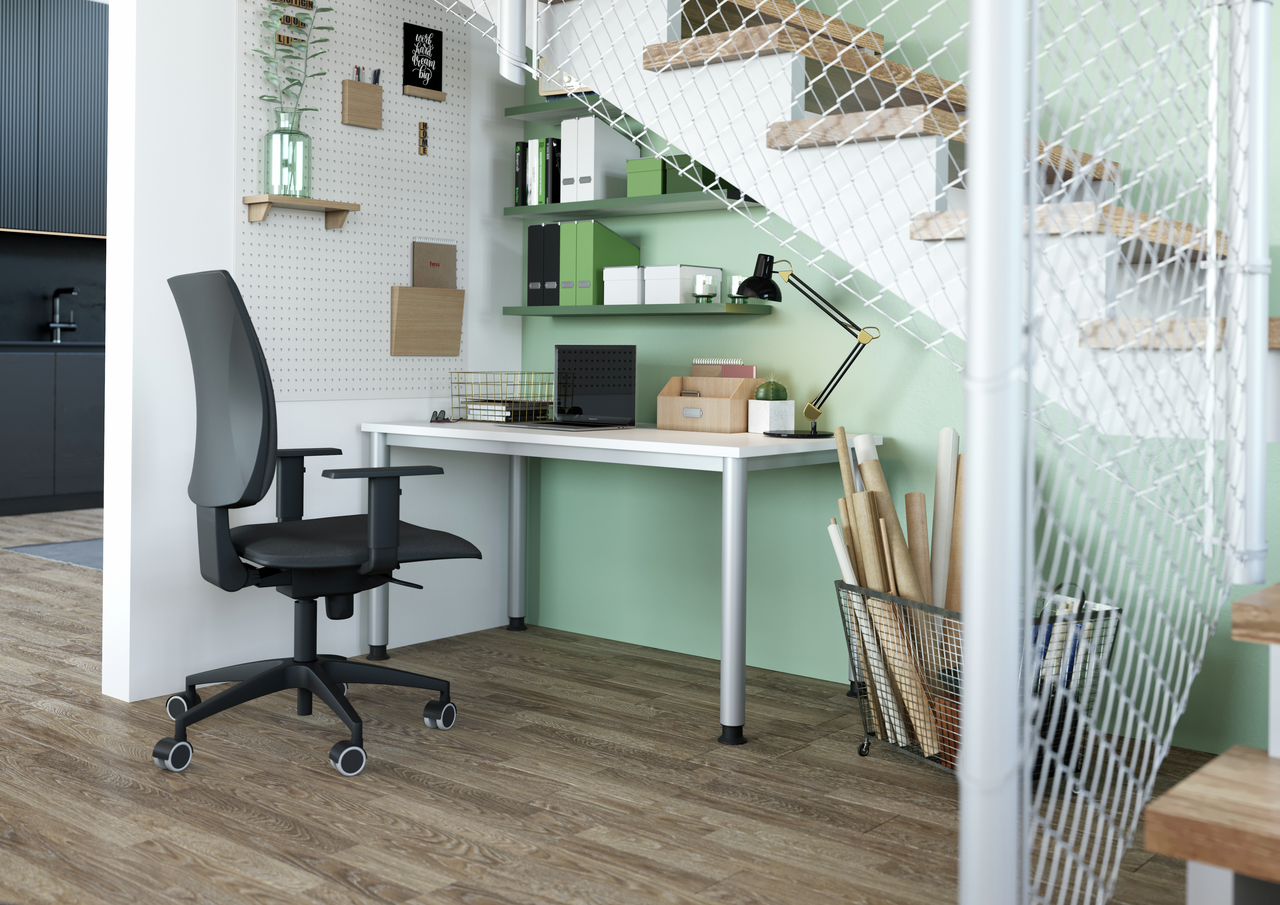 Kompakter Homeoffice-Arbeitsplatz unter einer Treppe