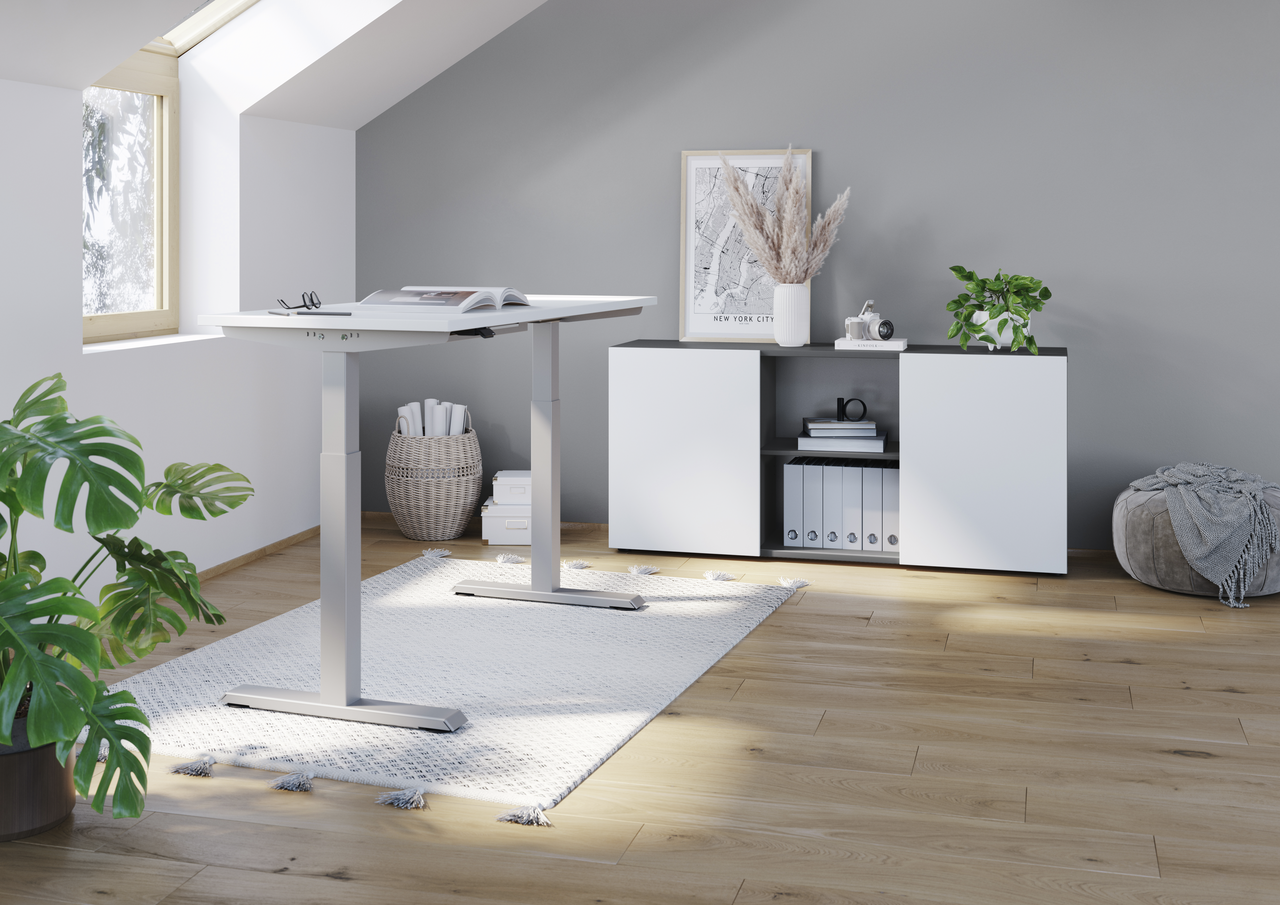 Höhenverstellbarer Homeoffice-Schreibtisch unter einer Dachschräge