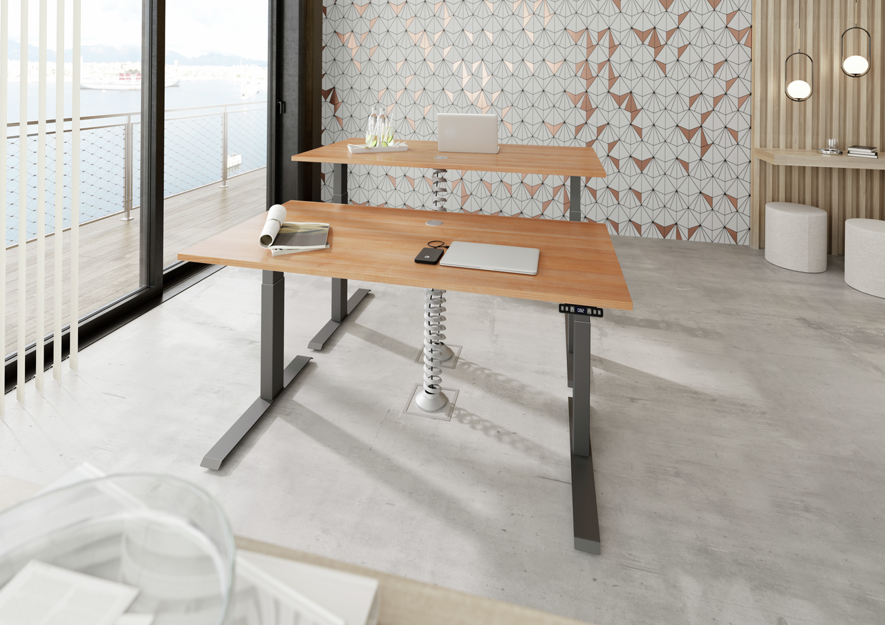 Zwei elektrisch höhenverstellbare Schreibtische mit Holzplatten nebeneinander im Büro