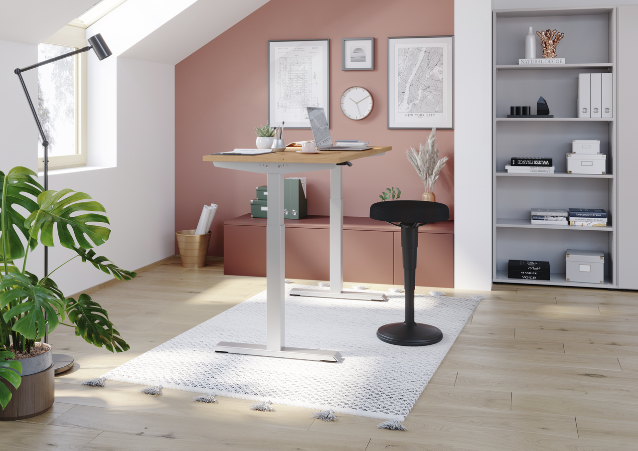 Kompakter elektrisch höhenverstellbarer Schreibtisch im hellen Homeoffice