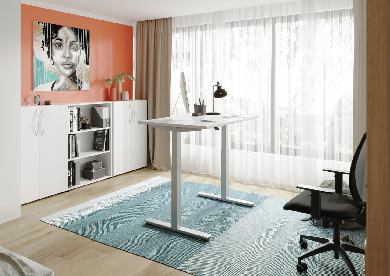 Heller Homeoffice-Arbeitsplatz mit elektrisch höhenverstellbarem Schreibtisch