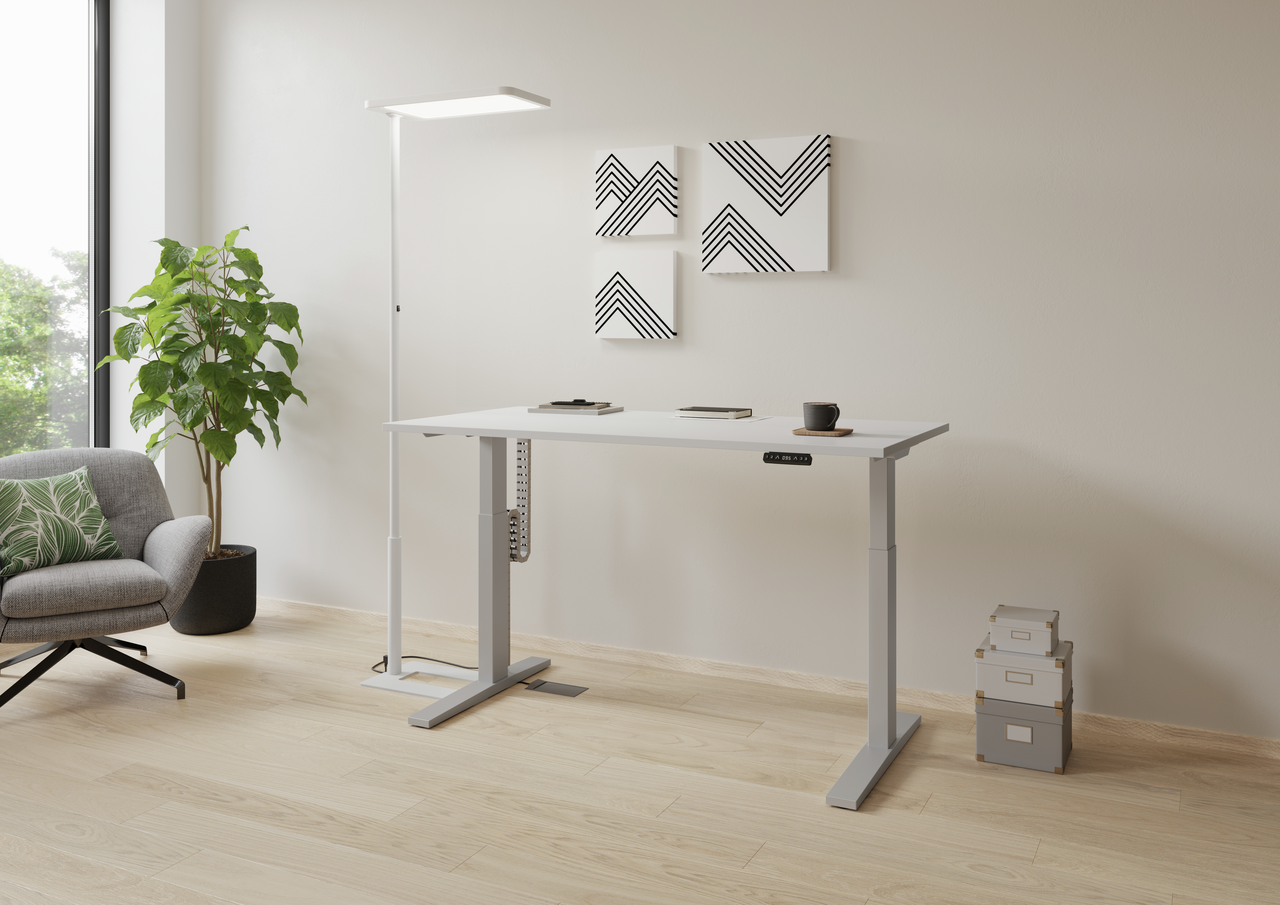 Elektrisch höhenverstellbarer Schreibtisch mit hellem Gestell